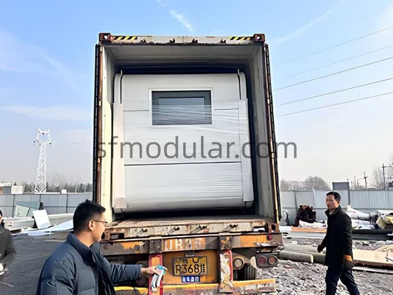 20ft-apple-cabin-container-loading 20ft apple cabin module loading into container